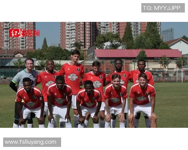 球星与足球结合的创意画作如何巧妙展现画中画效果的绘制技巧