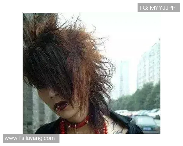 足球明星发型风格大赏：从经典到潮流，球场上的发型艺术之旅